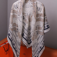 “马嚼锁环BANDANA”140披肩 手工卷边山羊绒和真丝混纺披肩(70%山羊绒,30%桑蚕丝)。 这款迷人的140披肩 “马嚼锁环BANDANA”140披肩 手工卷边山羊绒和真丝混纺披肩(70%山羊绒,30%桑蚕丝)。 这款迷人的140披肩