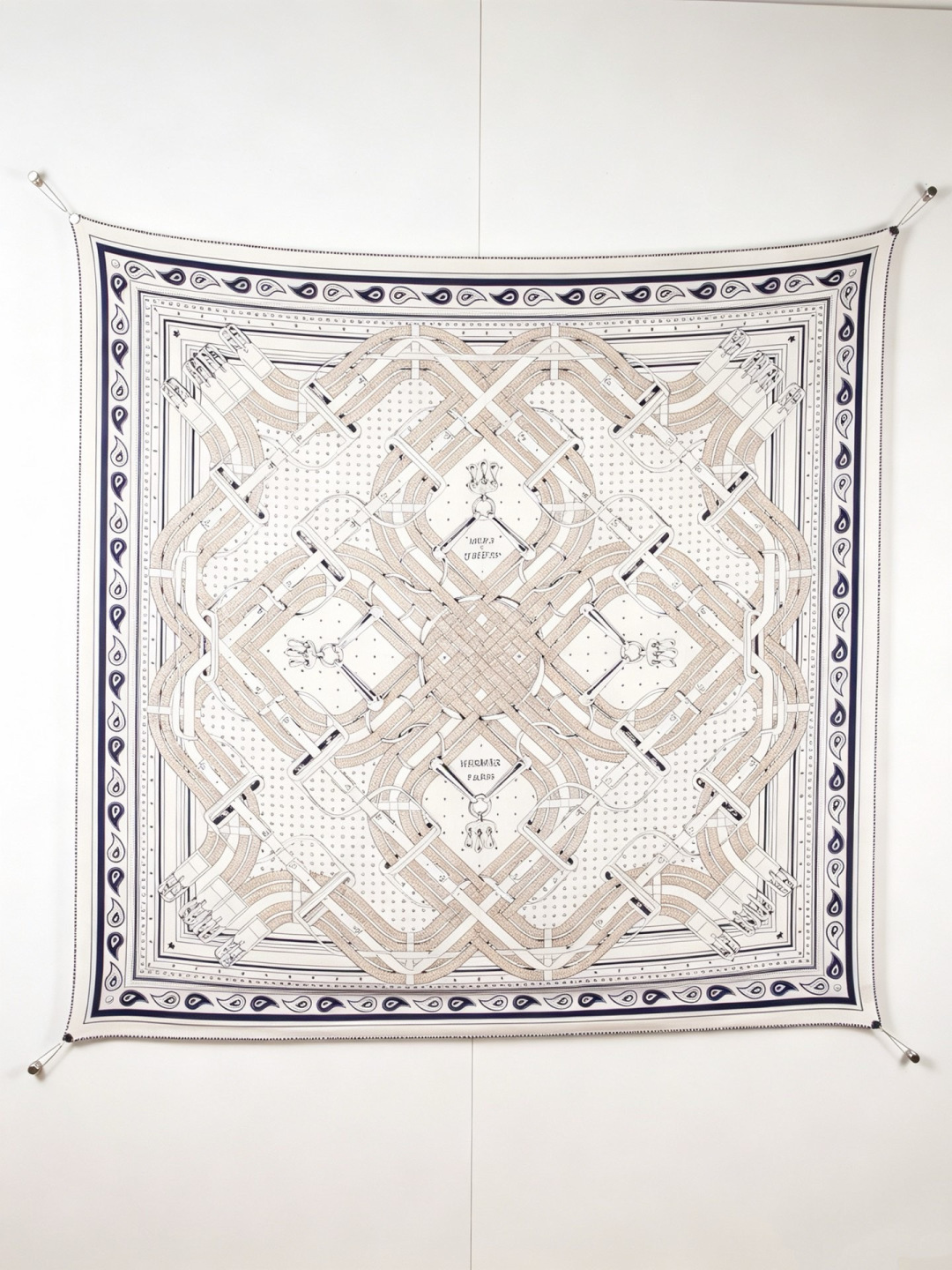 “马嚼锁环BANDANA”140披肩 手工卷边山羊绒和真丝混纺披肩(70%山羊绒,30%桑蚕丝)。 这款迷人的140披肩 “马嚼锁环BANDANA”140披肩 手工卷边山羊绒和真丝混纺披肩(70%山羊绒,30%桑蚕丝)。 这款迷人的140披肩