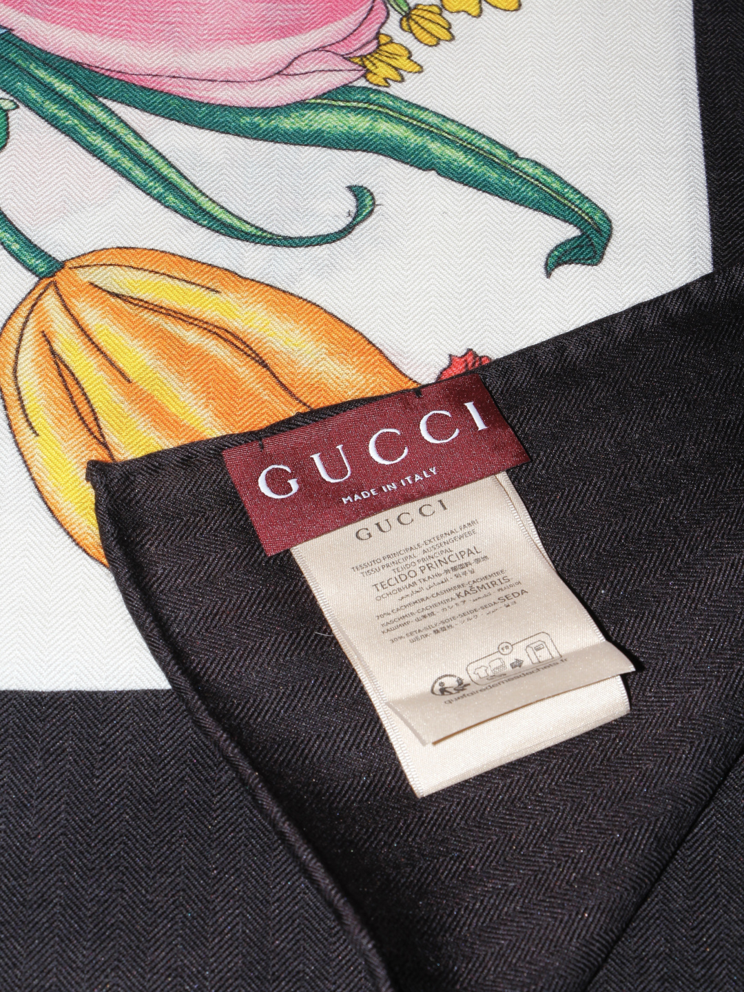 Gucci 花卉双面印花140丝绒披肩 26秋冬系列倾情推出活力十足的丝绒配饰,这款缀饰Gucci Flora花卉图案的 Gucci 花卉双面印花140丝绒披肩 26秋冬系列倾情推出活力十足的丝绒配饰,这款缀饰Gucci Flora花卉图案的