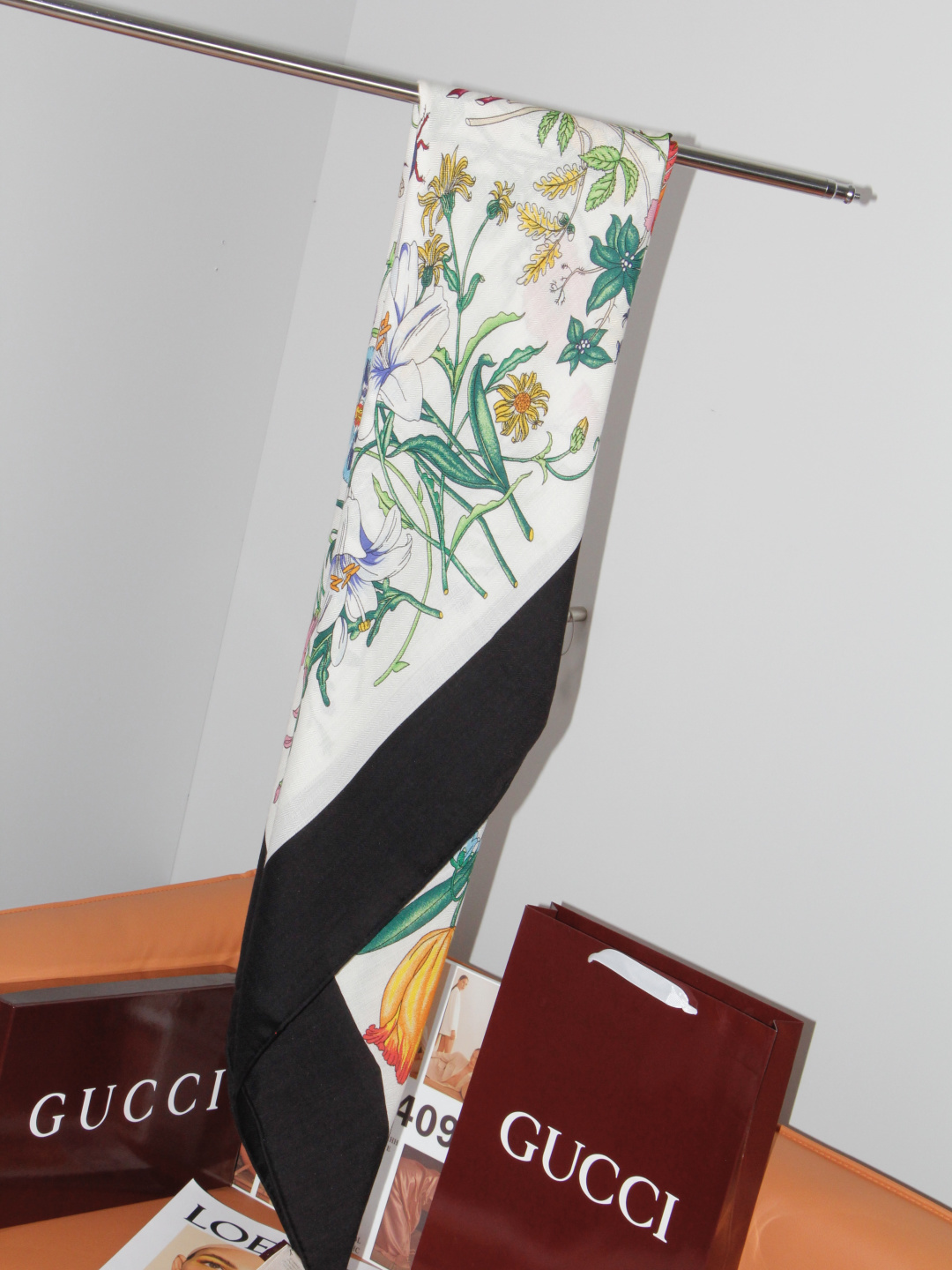 Gucci 花卉双面印花140丝绒披肩 26秋冬系列倾情推出活力十足的丝绒配饰,这款缀饰Gucci Flora花卉图案的 Gucci 花卉双面印花140丝绒披肩 26秋冬系列倾情推出活力十足的丝绒配饰,这款缀饰Gucci Flora花卉图案的
