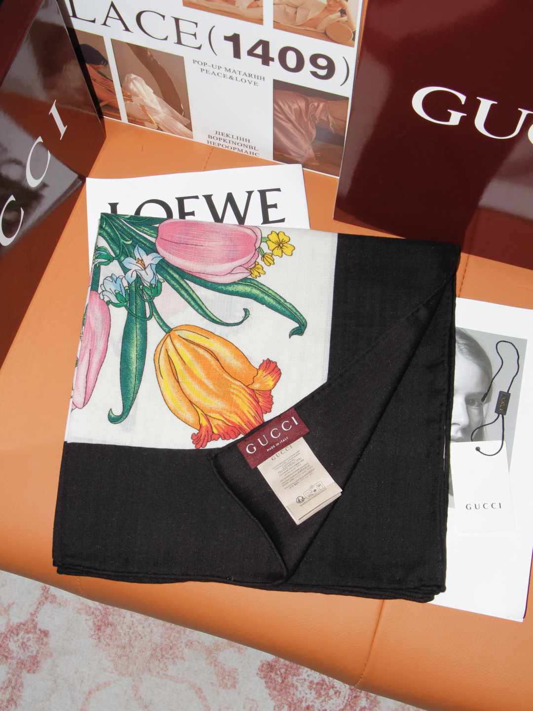 Gucci 花卉双面印花140丝绒披肩 26秋冬系列倾情推出活力十足的丝绒配饰,这款缀饰Gucci Flora花卉图案的 Gucci 花卉双面印花140丝绒披肩 26秋冬系列倾情推出活力十足的丝绒配饰,这款缀饰Gucci Flora花卉图案的