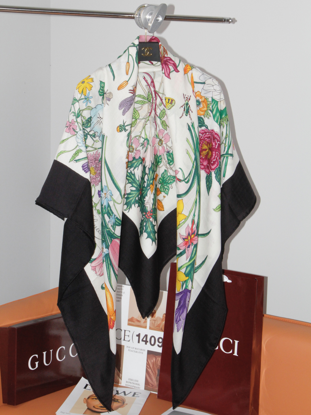 Gucci 花卉双面印花140丝绒披肩 26秋冬系列倾情推出活力十足的丝绒配饰,这款缀饰Gucci Flora花卉图案的 Gucci 花卉双面印花140丝绒披肩 26秋冬系列倾情推出活力十足的丝绒配饰,这款缀饰Gucci Flora花卉图案的