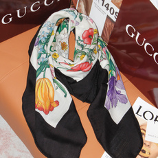 Gucci 花卉双面印花140丝绒披肩 26秋冬系列倾情推出活力十足的丝绒配饰,这款缀饰Gucci Flora花卉图案的 Gucci 花卉双面印花140丝绒披肩 26秋冬系列倾情推出活力十足的丝绒配饰,这款缀饰Gucci Flora花卉图案的