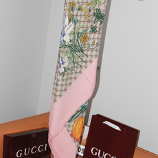 Gucci 花卉双面印花140丝绒披肩 26秋冬系列倾情推出活力十足的丝绒配饰,这款缀饰Gucci Flora花卉图案的 Gucci 花卉双面印花140丝绒披肩 26秋冬系列倾情推出活力十足的丝绒配饰,这款缀饰Gucci Flora花卉图案的