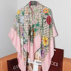 Gucci 花卉双面印花140丝绒披肩 26秋冬系列倾情推出活力十足的丝绒配饰,这款缀饰Gucci Flora花卉图案的 Gucci 花卉双面印花140丝绒披肩 26秋冬系列倾情推出活力十足的丝绒配饰,这款缀饰Gucci Flora花卉图案的