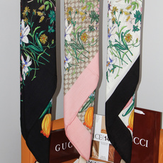 Gucci 花卉双面印花140丝绒披肩 26秋冬系列倾情推出活力十足的丝绒配饰,这款缀饰Gucci Flora花卉图案的 Gucci 花卉双面印花140丝绒披肩 26秋冬系列倾情推出活力十足的丝绒配饰,这款缀饰Gucci Flora花卉图案的