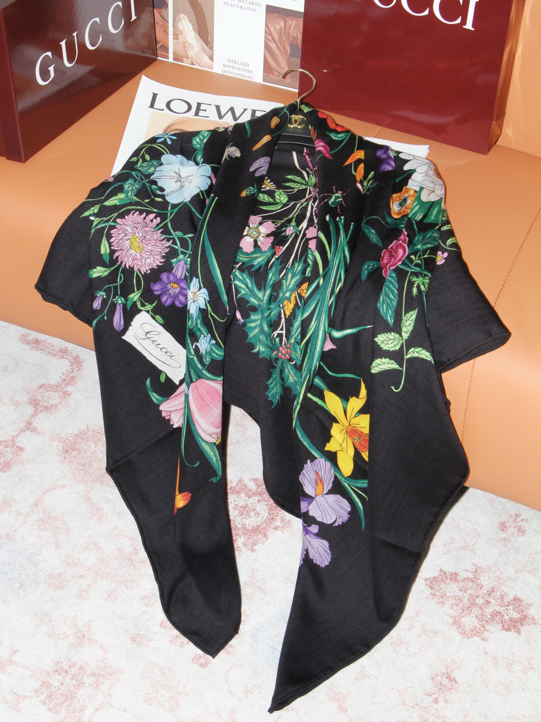 Gucci 花卉双面印花140丝绒披肩 26秋冬系列倾情推出活力十足的丝绒配饰,这款缀饰Gucci Flora花卉图案的 Gucci 花卉双面印花140丝绒披肩 26秋冬系列倾情推出活力十足的丝绒配饰,这款缀饰Gucci Flora花卉图案的