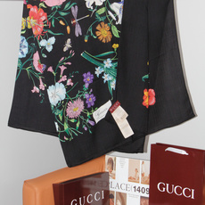 Gucci 花卉双面印花140丝绒披肩 26秋冬系列倾情推出活力十足的丝绒配饰,这款缀饰Gucci Flora花卉图案的 Gucci 花卉双面印花140丝绒披肩 26秋冬系列倾情推出活力十足的丝绒配饰,这款缀饰Gucci Flora花卉图案的