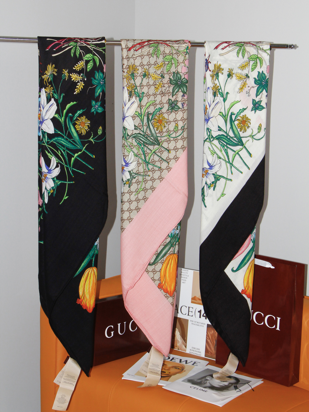 Gucci 花卉双面印花140丝绒披肩 26秋冬系列倾情推出活力十足的丝绒配饰,这款缀饰Gucci Flora花卉图案的 Gucci 花卉双面印花140丝绒披肩 26秋冬系列倾情推出活力十足的丝绒配饰,这款缀饰Gucci Flora花卉图案的