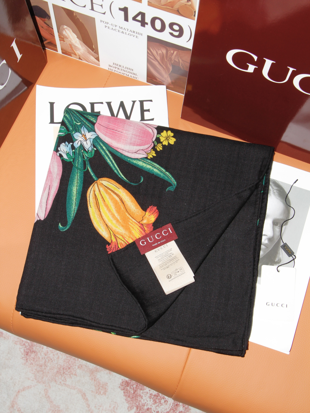 Gucci 花卉双面印花140丝绒披肩 26秋冬系列倾情推出活力十足的丝绒配饰,这款缀饰Gucci Flora花卉图案的 Gucci 花卉双面印花140丝绒披肩 26秋冬系列倾情推出活力十足的丝绒配饰,这款缀饰Gucci Flora花卉图案的