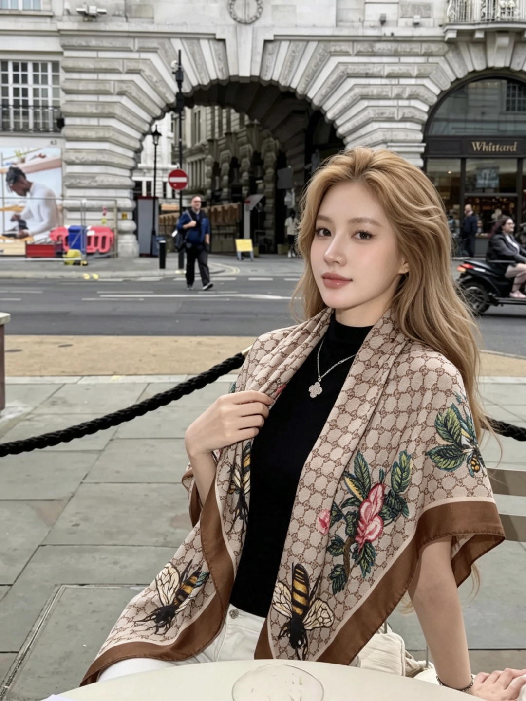 Gucci ~140双面同色披肩 手工卷边山羊绒和真丝混纺披肩（70%山羊绒、30%桑蚕丝）。 这款迷人的140披肩令您