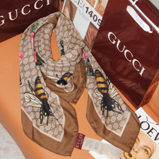 Gucci ~140双面同色披肩 手工卷边山羊绒和真丝混纺披肩(70%山羊绒、30%桑蚕丝)。 这款迷人的140披肩令您 Gucci ~140双面同色披肩 手工卷边山羊绒和真丝混纺披肩(70%山羊绒、30%桑蚕丝)。 这款迷人的140披肩令您