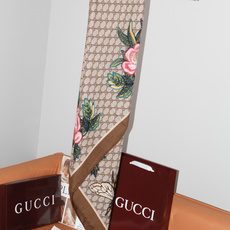 Gucci ~140双面同色披肩 手工卷边山羊绒和真丝混纺披肩(70%山羊绒、30%桑蚕丝)。 这款迷人的140披肩令您 Gucci ~140双面同色披肩 手工卷边山羊绒和真丝混纺披肩(70%山羊绒、30%桑蚕丝)。 这款迷人的140披肩令您