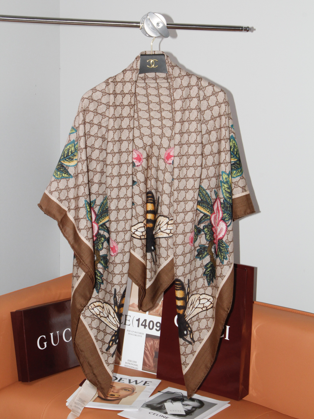 Gucci ~140双面同色披肩 手工卷边山羊绒和真丝混纺披肩(70%山羊绒、30%桑蚕丝)。 这款迷人的140披肩令您 Gucci ~140双面同色披肩 手工卷边山羊绒和真丝混纺披肩(70%山羊绒、30%桑蚕丝)。 这款迷人的140披肩令您