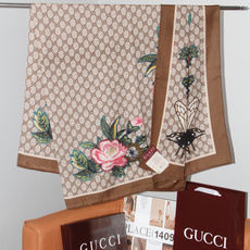 Gucci ~140双面同色披肩 手工卷边山羊绒和真丝混纺披肩(70%山羊绒、30%桑蚕丝)。 这款迷人的140披肩令您 Gucci ~140双面同色披肩 手工卷边山羊绒和真丝混纺披肩(70%山羊绒、30%桑蚕丝)。 这款迷人的140披肩令您
