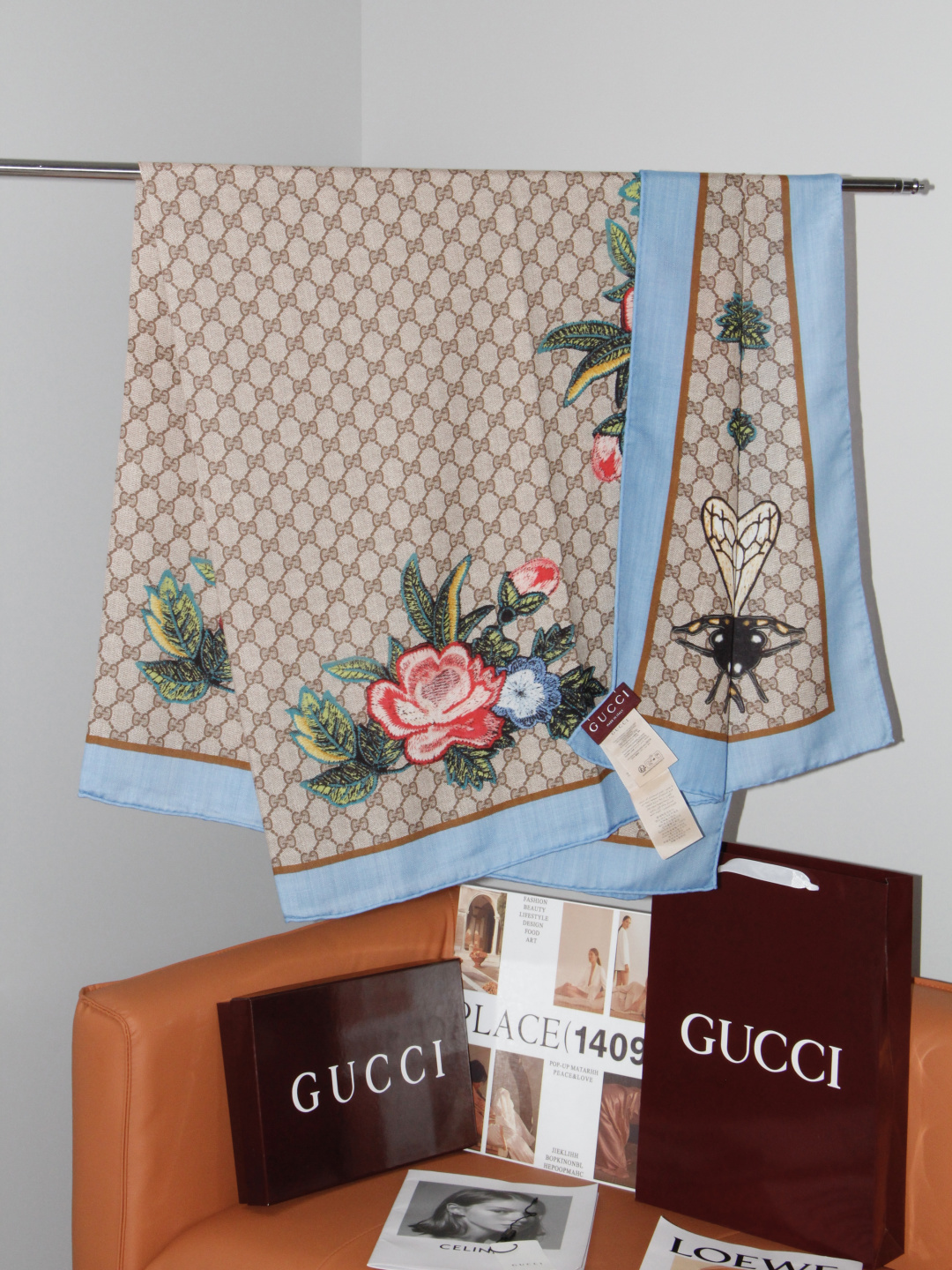 Gucci ~140双面同色披肩 手工卷边山羊绒和真丝混纺披肩(70%山羊绒、30%桑蚕丝)。 这款迷人的140披肩令您 Gucci ~140双面同色披肩 手工卷边山羊绒和真丝混纺披肩(70%山羊绒、30%桑蚕丝)。 这款迷人的140披肩令您