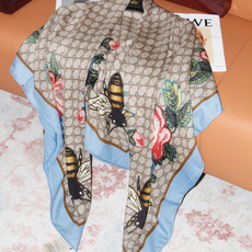 Gucci ~140双面同色披肩 手工卷边山羊绒和真丝混纺披肩(70%山羊绒、30%桑蚕丝)。 这款迷人的140披肩令您 Gucci ~140双面同色披肩 手工卷边山羊绒和真丝混纺披肩(70%山羊绒、30%桑蚕丝)。 这款迷人的140披肩令您