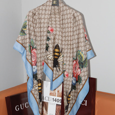 Gucci ~140双面同色披肩 手工卷边山羊绒和真丝混纺披肩(70%山羊绒、30%桑蚕丝)。 这款迷人的140披肩令您 Gucci ~140双面同色披肩 手工卷边山羊绒和真丝混纺披肩(70%山羊绒、30%桑蚕丝)。 这款迷人的140披肩令您