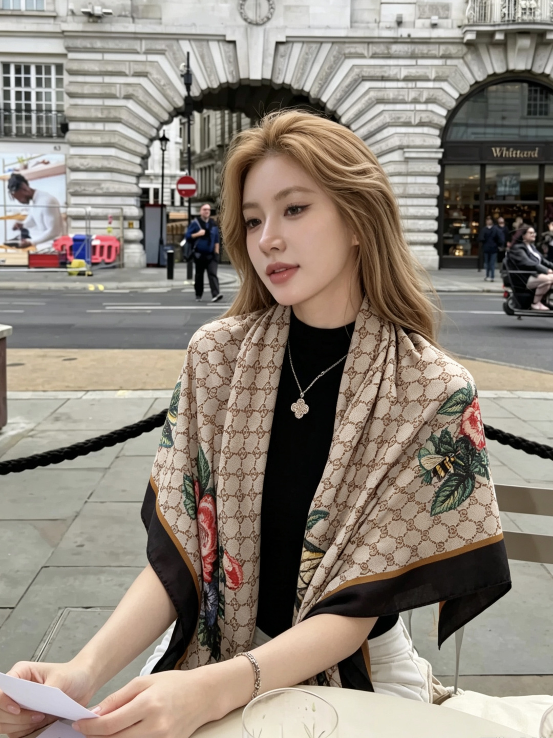 Gucci ~140双面同色披肩 手工卷边山羊绒和真丝混纺披肩（70%山羊绒、30%桑蚕丝）。 这款迷人的140披肩令您