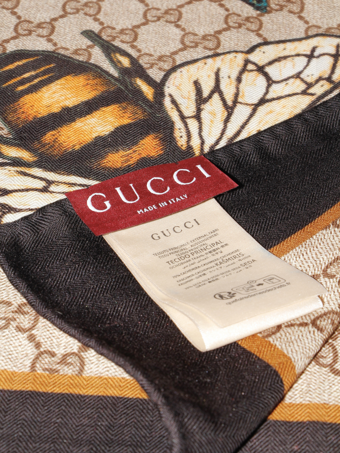 Gucci ~140双面同色披肩 手工卷边山羊绒和真丝混纺披肩(70%山羊绒、30%桑蚕丝)。 这款迷人的140披肩令您 Gucci ~140双面同色披肩 手工卷边山羊绒和真丝混纺披肩(70%山羊绒、30%桑蚕丝)。 这款迷人的140披肩令您