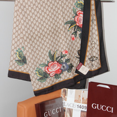 Gucci ~140双面同色披肩 手工卷边山羊绒和真丝混纺披肩(70%山羊绒、30%桑蚕丝)。 这款迷人的140披肩令您 Gucci ~140双面同色披肩 手工卷边山羊绒和真丝混纺披肩(70%山羊绒、30%桑蚕丝)。 这款迷人的140披肩令您