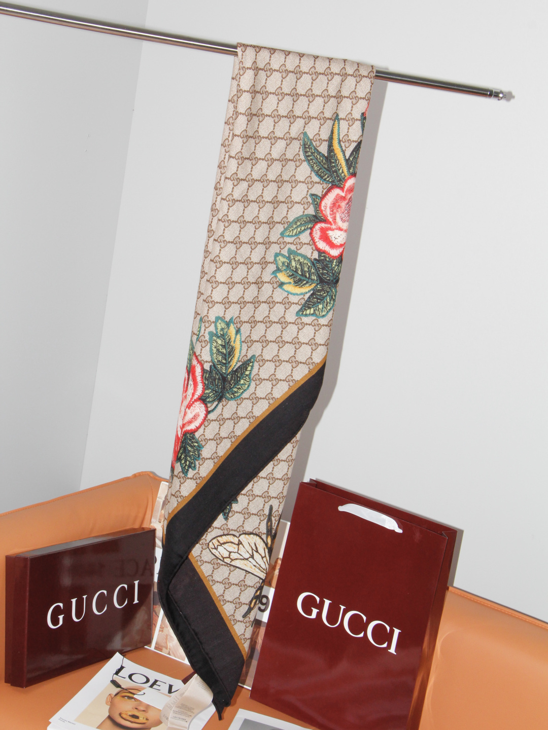 Gucci ~140双面同色披肩 手工卷边山羊绒和真丝混纺披肩(70%山羊绒、30%桑蚕丝)。 这款迷人的140披肩令您 Gucci ~140双面同色披肩 手工卷边山羊绒和真丝混纺披肩(70%山羊绒、30%桑蚕丝)。 这款迷人的140披肩令您