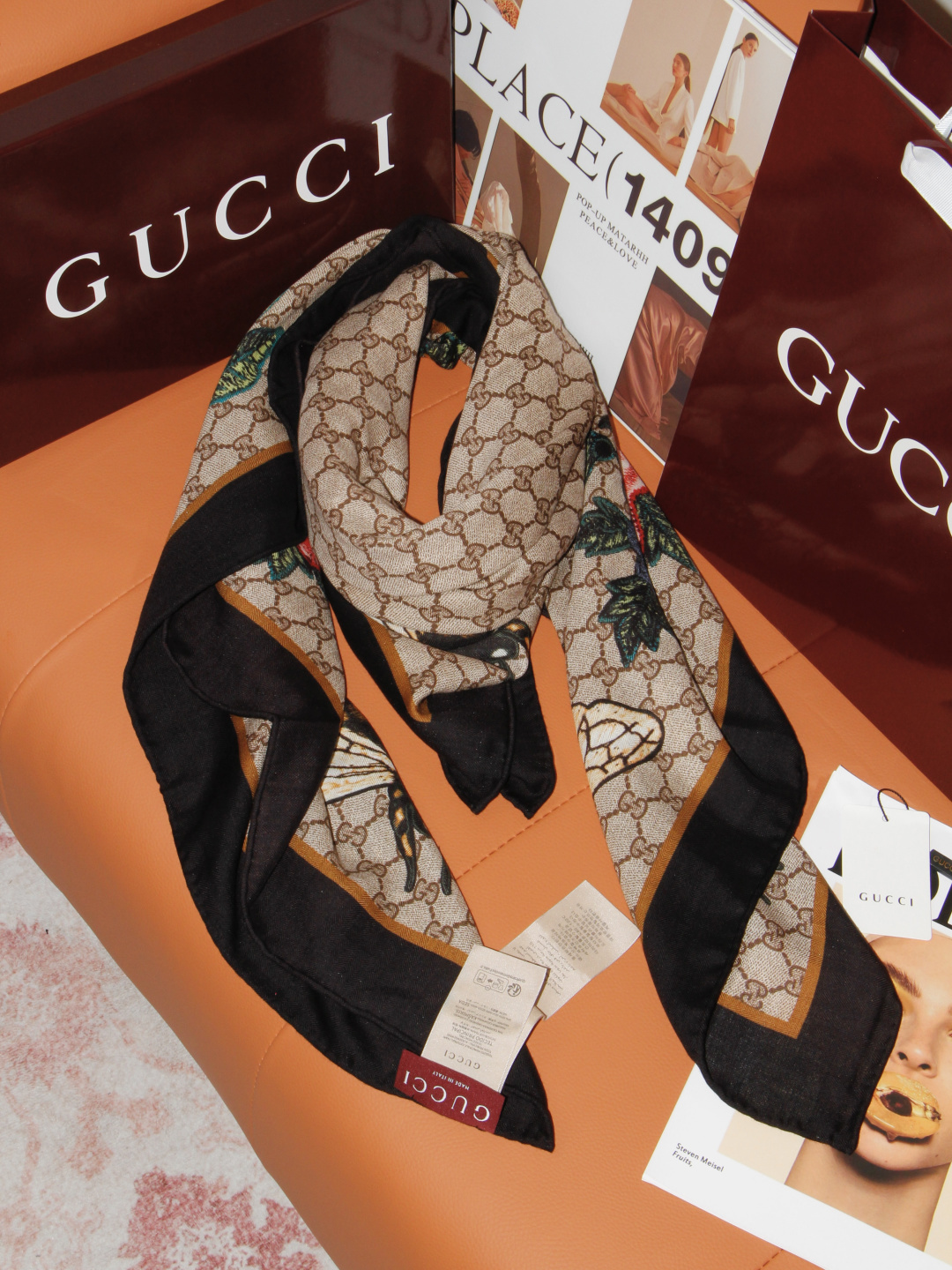 Gucci ~140双面同色披肩 手工卷边山羊绒和真丝混纺披肩(70%山羊绒、30%桑蚕丝)。 这款迷人的140披肩令您 Gucci ~140双面同色披肩 手工卷边山羊绒和真丝混纺披肩(70%山羊绒、30%桑蚕丝)。 这款迷人的140披肩令您
