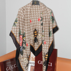 Gucci ~140双面同色披肩 手工卷边山羊绒和真丝混纺披肩(70%山羊绒、30%桑蚕丝)。 这款迷人的140披肩令您 Gucci ~140双面同色披肩 手工卷边山羊绒和真丝混纺披肩(70%山羊绒、30%桑蚕丝)。 这款迷人的140披肩令您