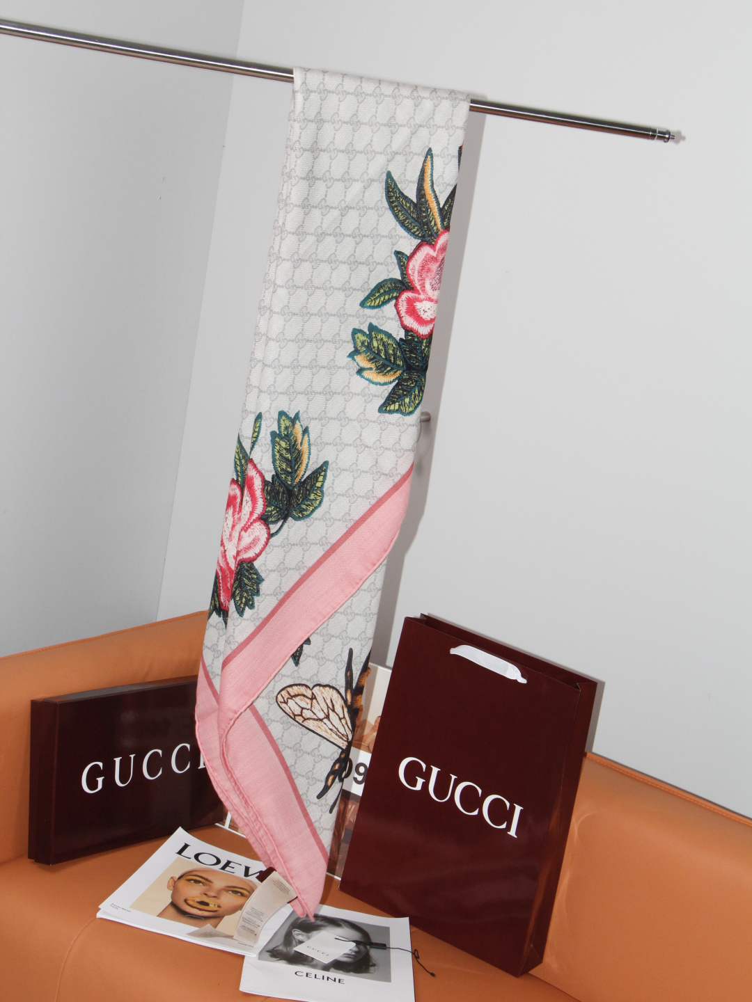 Gucci ~140双面同色披肩 手工卷边山羊绒和真丝混纺披肩（70%山羊绒、30%桑蚕丝）。 这款迷人的140披肩令您