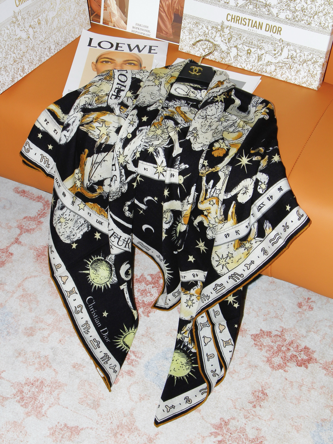 Dior 印花方巾 140 厘米 丝绒面料多色 十二星座系列图案 这款方巾饰以 十二星座系列 图案，呈现柔和的水彩效果，