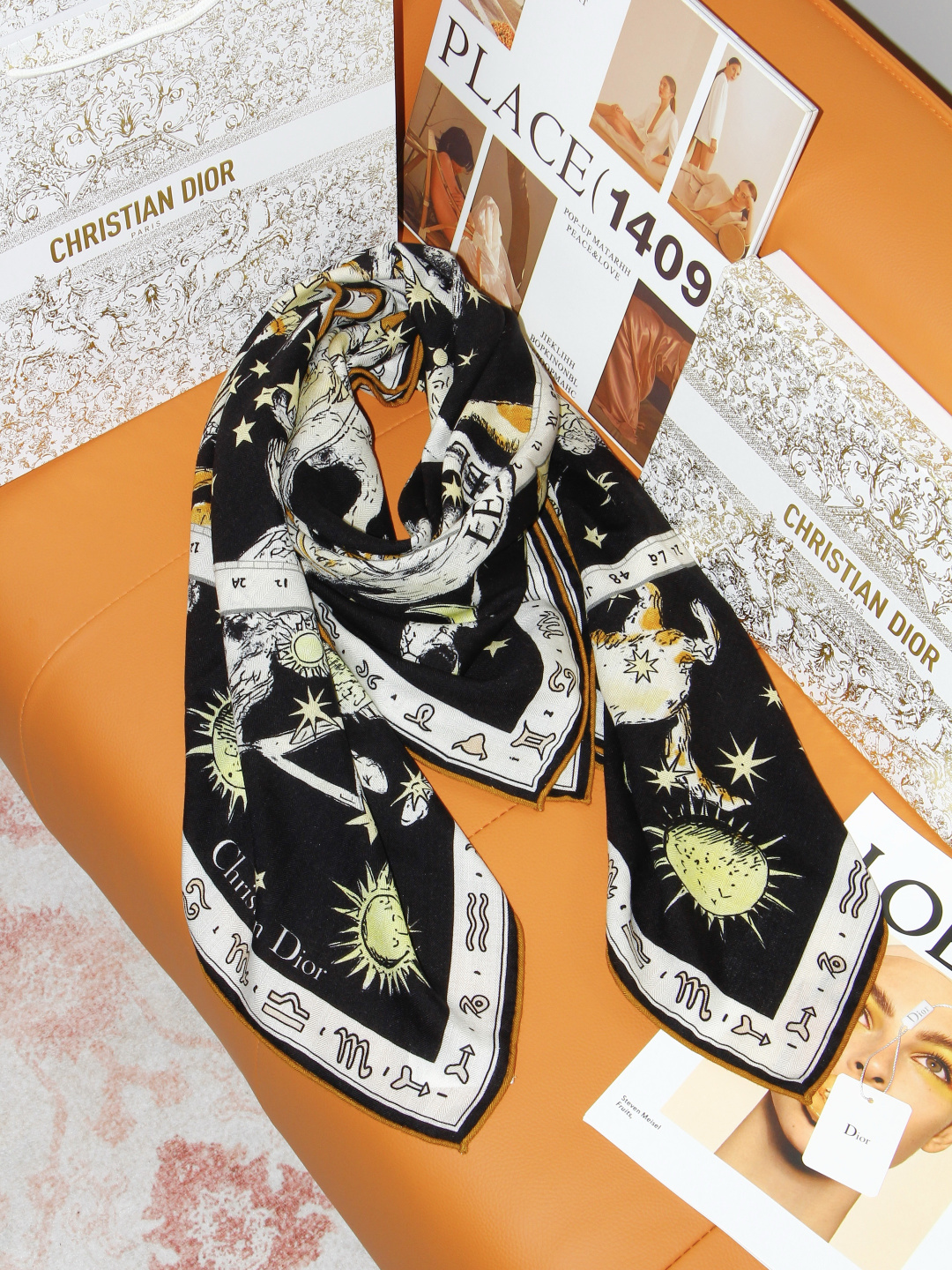 Dior 印花方巾 140 厘米 丝绒面料多色 十二星座系列图案 这款方巾饰以 十二星座系列 图案，呈现柔和的水彩效果，