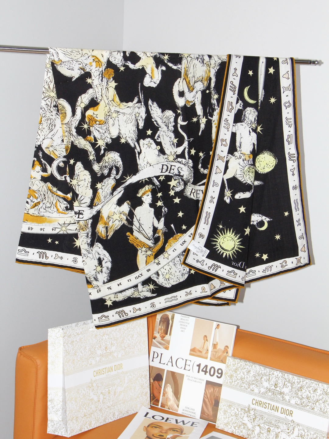 Dior 印花方巾 140 厘米 丝绒面料多色 十二星座系列图案 这款方巾饰以 十二星座系列 图案，呈现柔和的水彩效果，