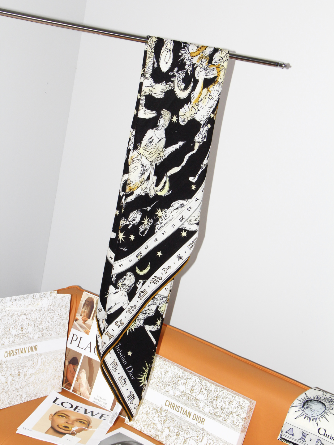 Dior 印花方巾 140 厘米 丝绒面料多色 十二星座系列图案 这款方巾饰以 十二星座系列 图案，呈现柔和的水彩效果，