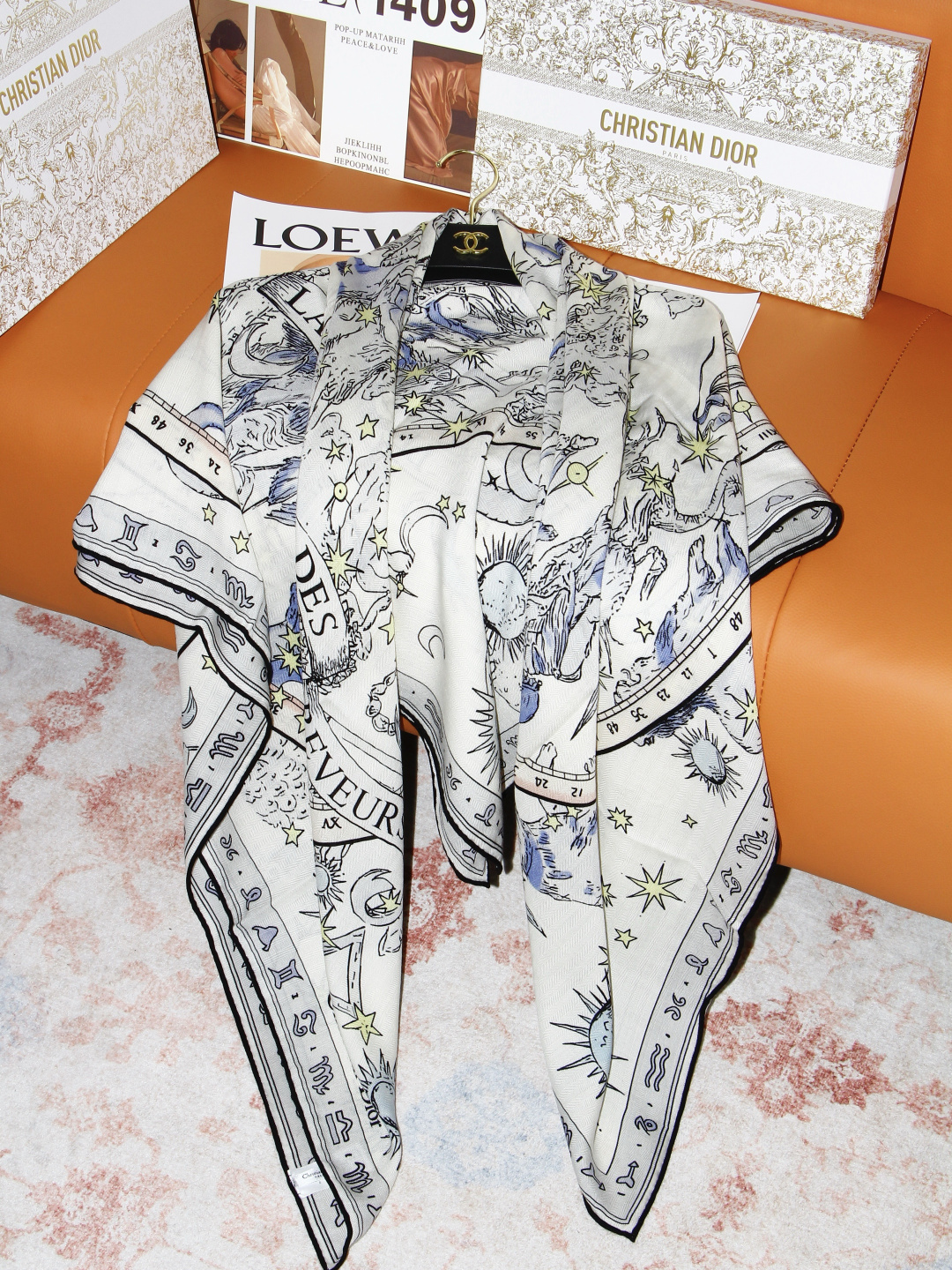 Dior 印花方巾 140 厘米 丝绒面料多色 十二星座系列图案 这款方巾饰以 十二星座系列 图案，呈现柔和的水彩效果，