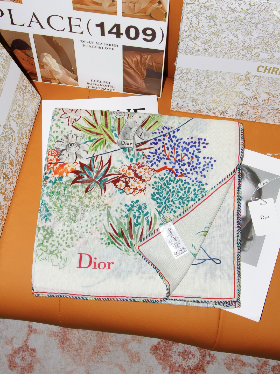 Dior 印花丝绒方巾 140 厘米 丝绒面料多色 Dior Charming Garden 图案 这款方巾饰以迷人的 Dior 印花丝绒方巾 140 厘米 丝绒面料多色 Dior Charming Garden 图案 这款方巾饰以迷人的