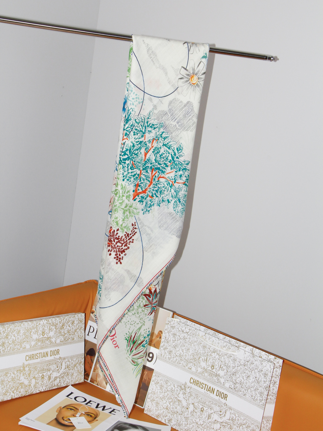Dior 印花丝绒方巾 140 厘米 丝绒面料多色 Dior Charming Garden 图案 这款方巾饰以迷人的 Dior 印花丝绒方巾 140 厘米 丝绒面料多色 Dior Charming Garden 图案 这款方巾饰以迷人的