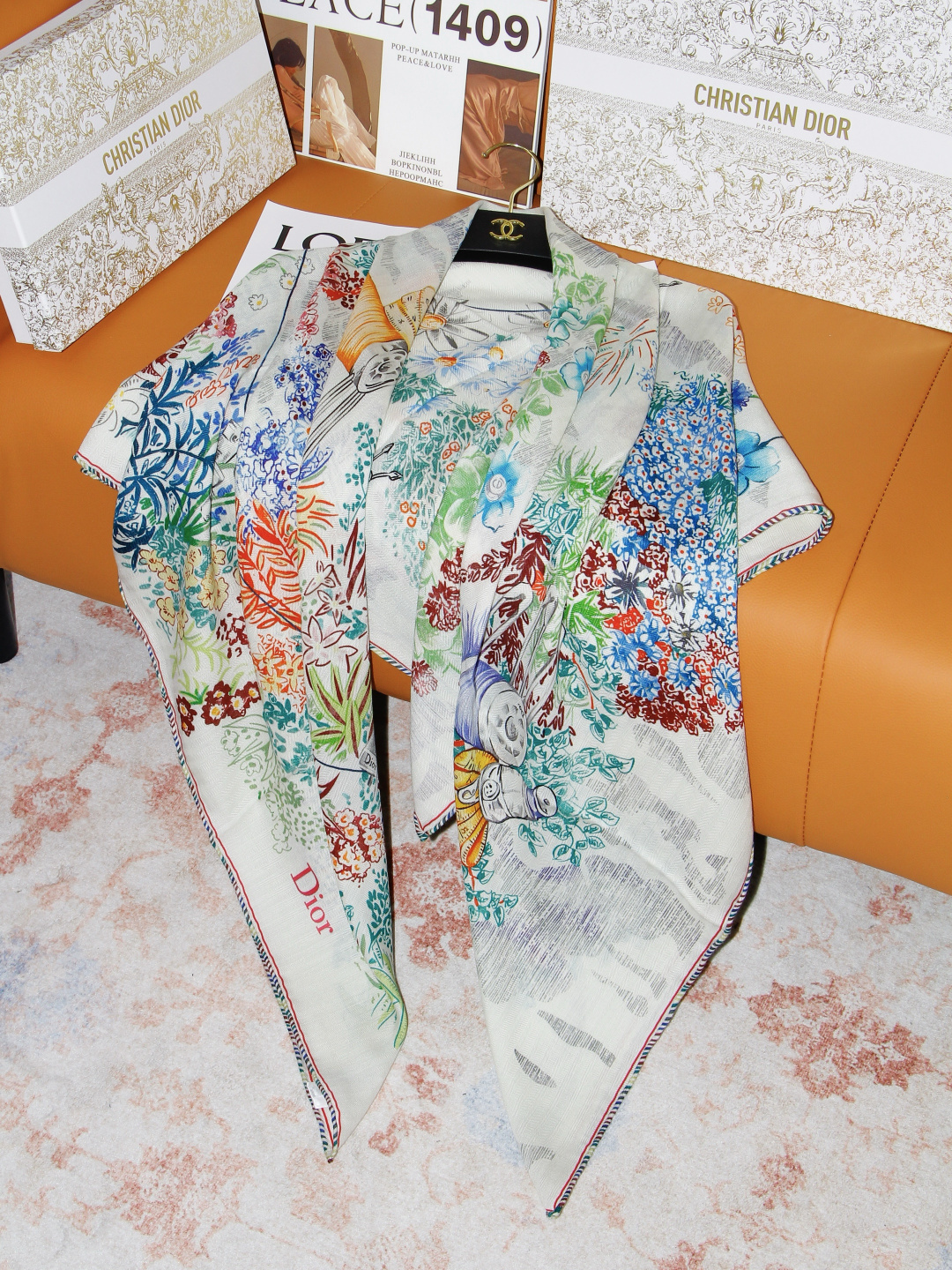 Dior 印花丝绒方巾 140 厘米 丝绒面料多色 Dior Charming Garden 图案 这款方巾饰以迷人的 Dior 印花丝绒方巾 140 厘米 丝绒面料多色 Dior Charming Garden 图案 这款方巾饰以迷人的