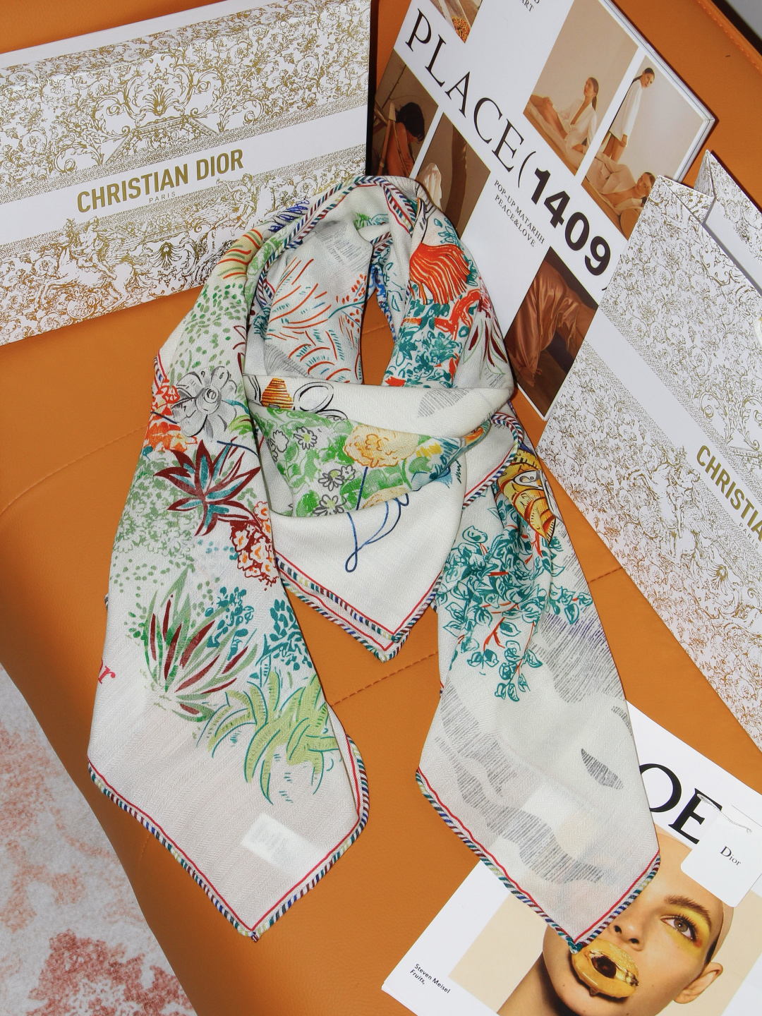 Dior 印花丝绒方巾 140 厘米 丝绒面料多色 Dior Charming Garden 图案 这款方巾饰以迷人的 Dior 印花丝绒方巾 140 厘米 丝绒面料多色 Dior Charming Garden 图案 这款方巾饰以迷人的