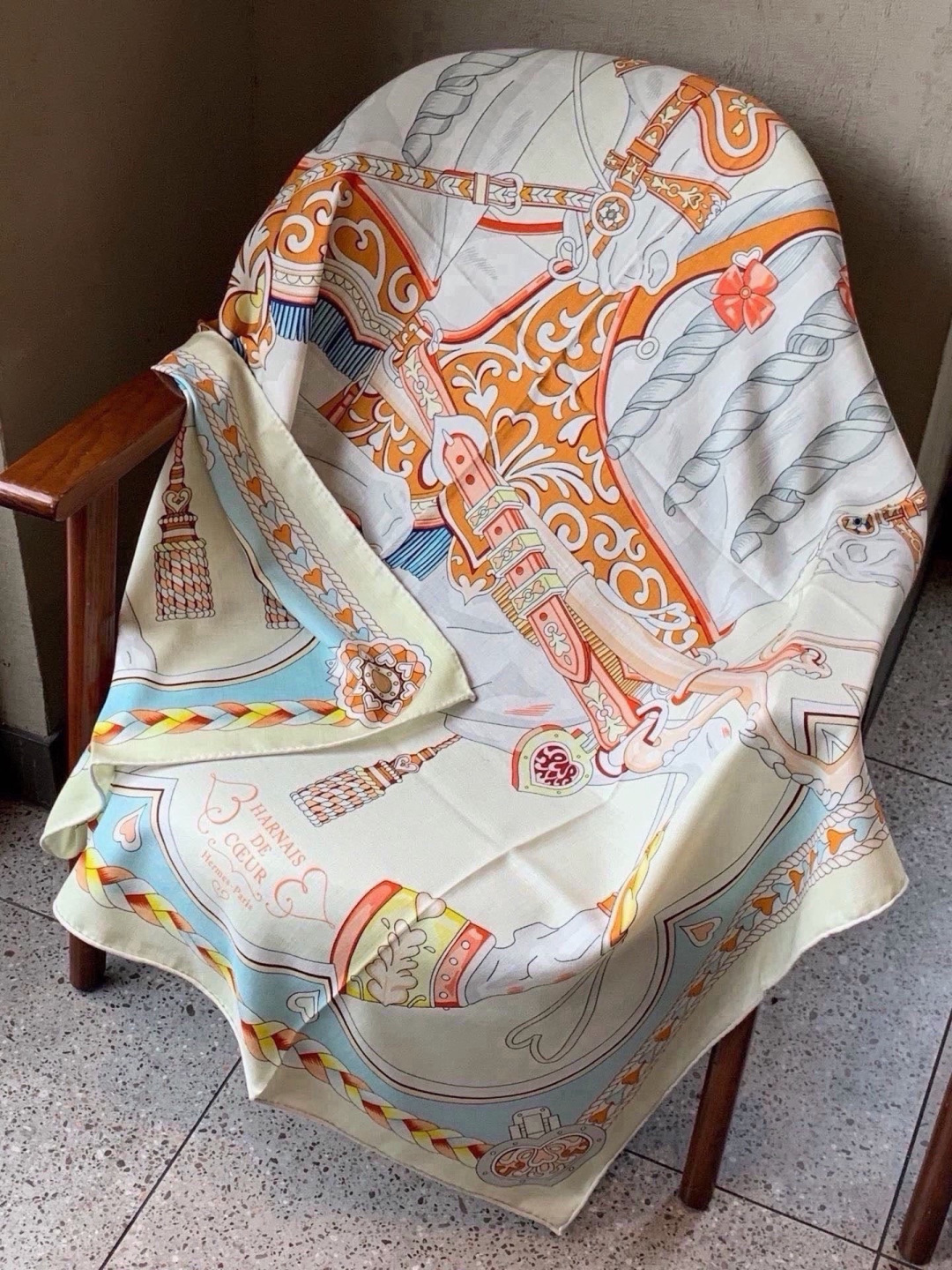 【双面同色】原单爱马仕140cm丝绒方巾💕 甜蜜的鞍具，装饰家芳登和佩西耶设计的一款餐盘增添骑士般的浪漫气息，该餐盘制作