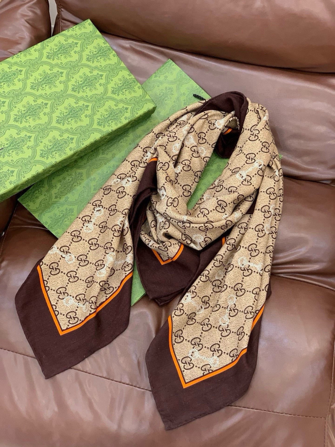 Gucci~140双面丝绒披肩 马衔扣细节和GG图案以精致色调匠心呈献，意在向品牌与马术世界的深厚渊源致敬。这款方巾以真