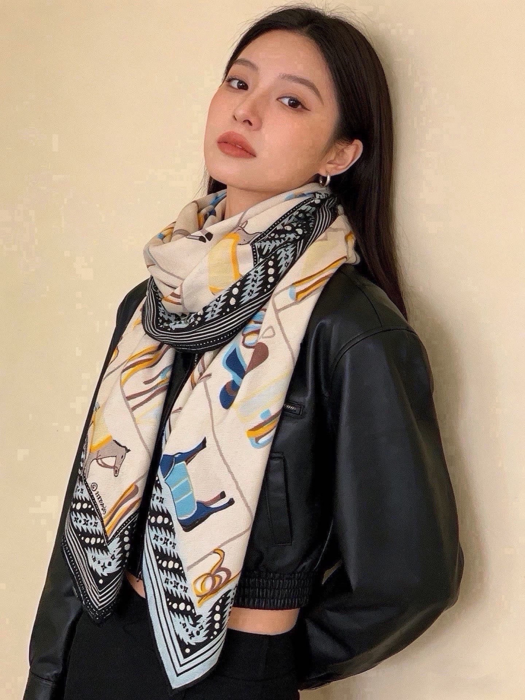 高级成衣系列～Chanel  【140双面同色丝绒披肩】 此系列谱写一曲自由轻灵的赞歌 本系列作品创新演绎品牌的风格符号