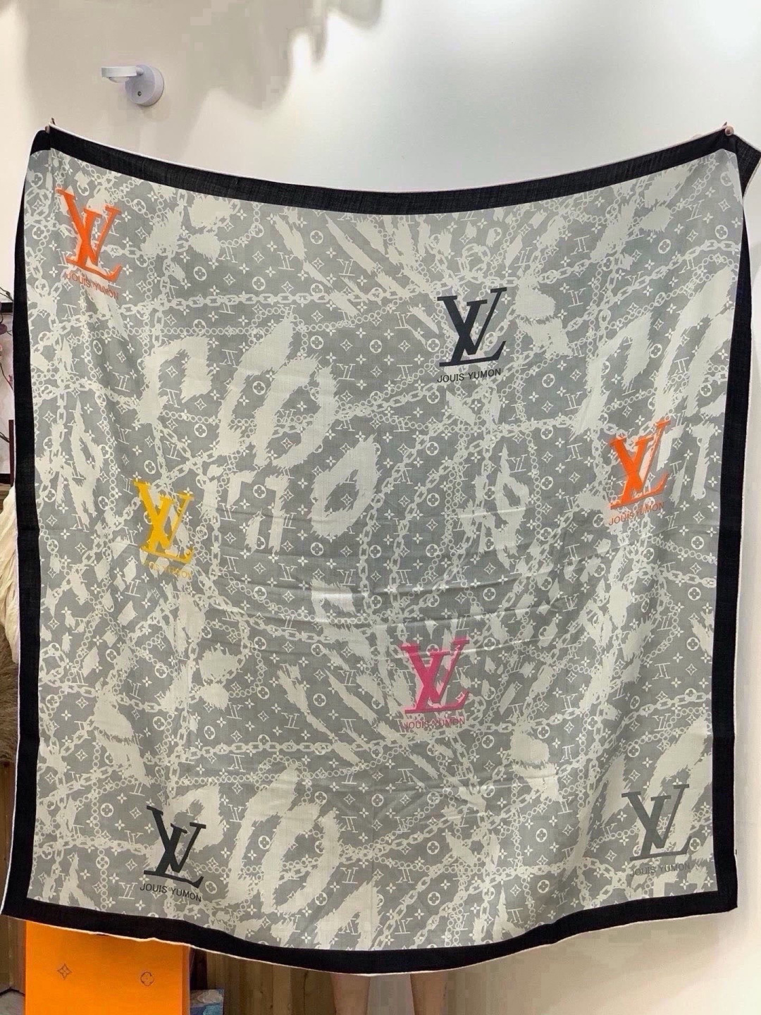 LV x TM 140披肩 【140顶级丝绒双面同色披肩】 本款L Multicolor披肩出自路易威登与知名日本艺术家 LV x TM 140披肩 【140顶级丝绒双面同色披肩】 本款L Multicolor披肩出自路易威登与知名日本艺术家