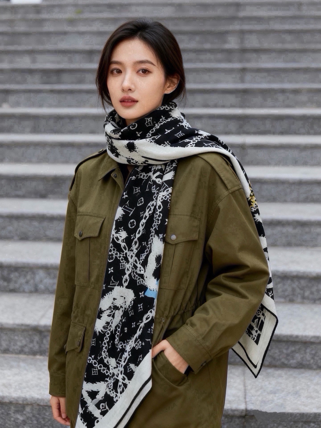 LV x TM 140披肩 【140顶级丝绒双面同色披肩】 本款L Multicolor披肩出自路易威登与知名日本艺术家