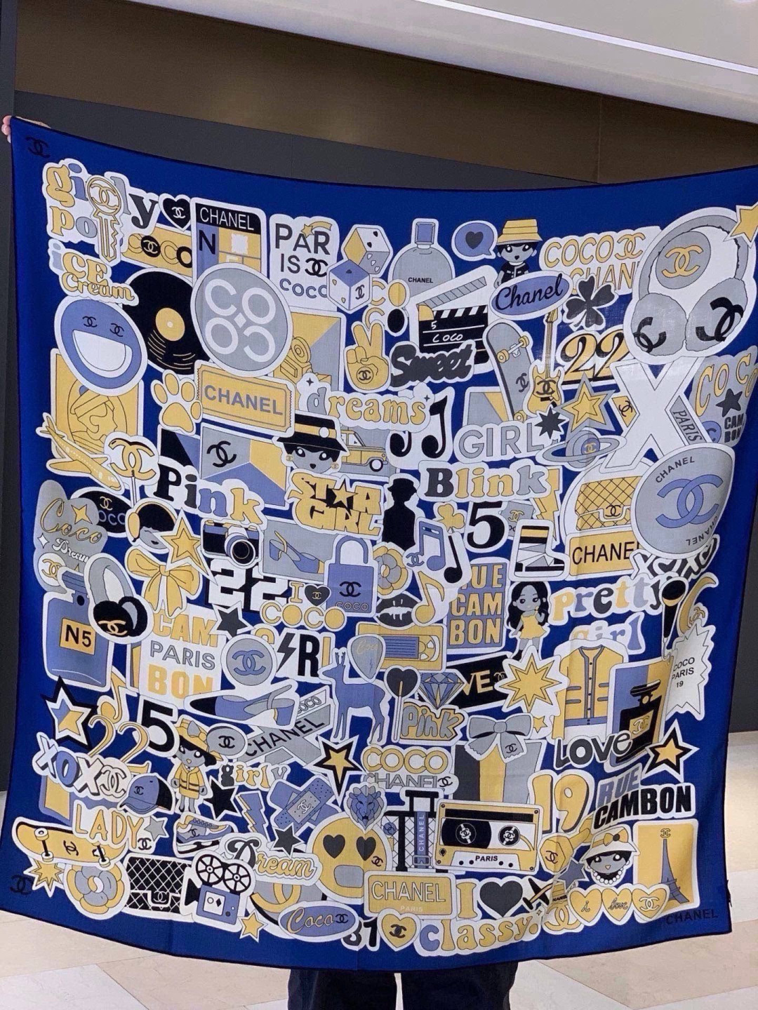 高级成衣系列~Chanel 【140双面同色丝绒披肩】 此系列谱写一曲自由轻灵的赞歌 本系列作品创新演绎品牌的风格符号 高级成衣系列~Chanel 【140双面同色丝绒披肩】 此系列谱写一曲自由轻灵的赞歌 本系列作品创新演绎品牌的风格符号
