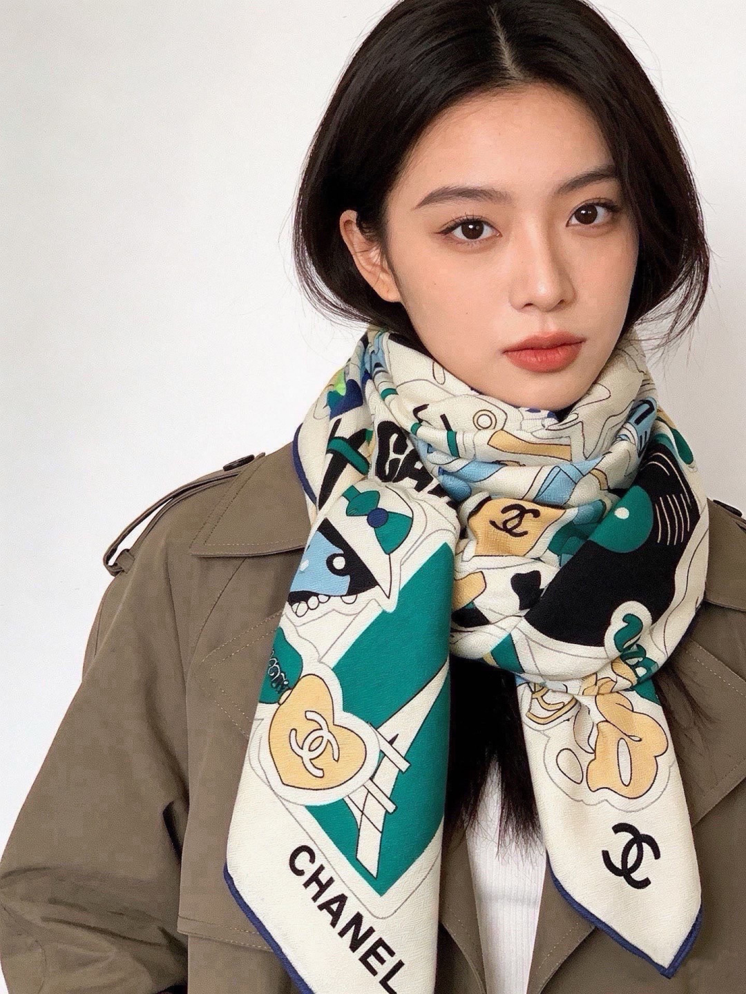 高级成衣系列~Chanel 【140双面同色丝绒披肩】 此系列谱写一曲自由轻灵的赞歌 本系列作品创新演绎品牌的风格符号 高级成衣系列~Chanel 【140双面同色丝绒披肩】 此系列谱写一曲自由轻灵的赞歌 本系列作品创新演绎品牌的风格符号