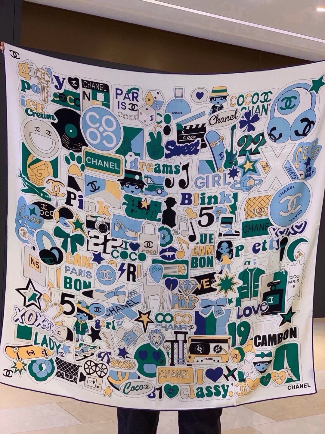 高级成衣系列~Chanel 【140双面同色丝绒披肩】 此系列谱写一曲自由轻灵的赞歌 本系列作品创新演绎品牌的风格符号 高级成衣系列~Chanel 【140双面同色丝绒披肩】 此系列谱写一曲自由轻灵的赞歌 本系列作品创新演绎品牌的风格符号