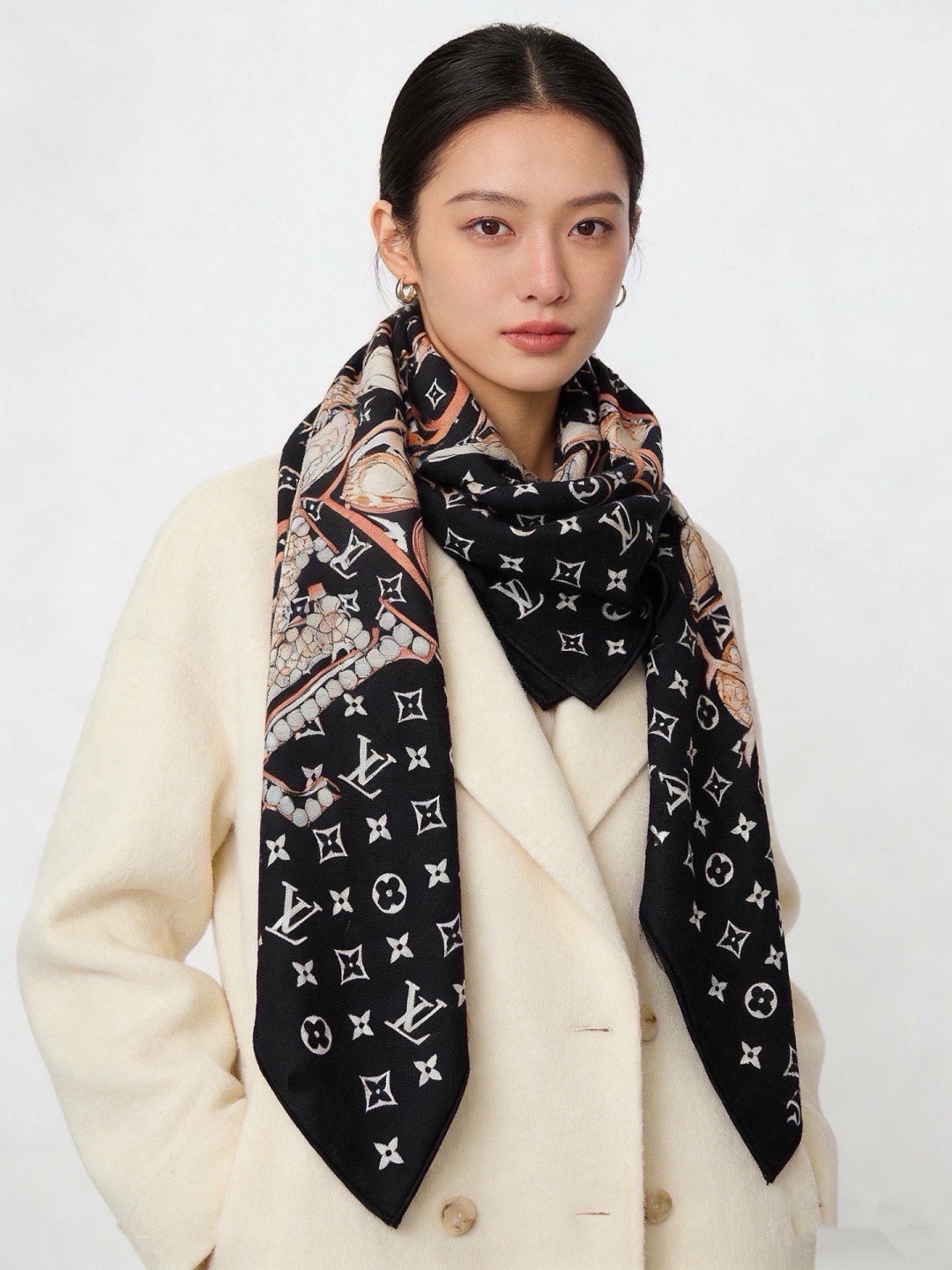 LV x TM 140披肩 【140顶级丝绒双面同色披肩】 本款L Multicolor披肩出自路易威登与知名日本艺术家 LV x TM 140披肩 【140顶级丝绒双面同色披肩】 本款L Multicolor披肩出自路易威登与知名日本艺术家