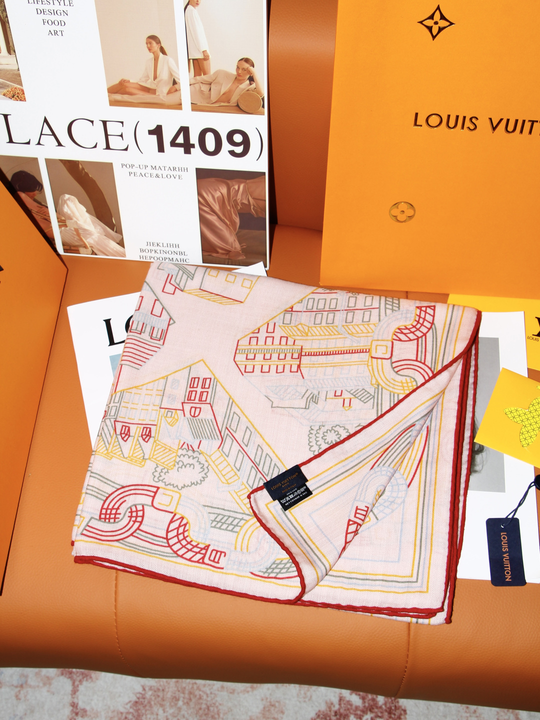 LV x TM 140披肩 【140顶级丝绒双面同色披肩】 本款L Multicolor披肩出自路易威登与知名日本艺术家 LV x TM 140披肩 【140顶级丝绒双面同色披肩】 本款L Multicolor披肩出自路易威登与知名日本艺术家