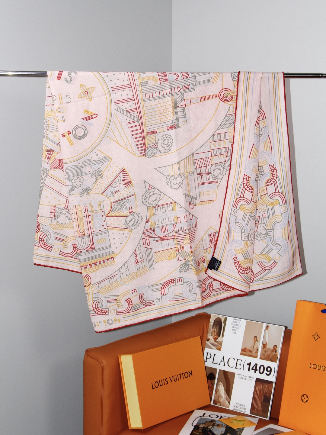LV x TM 140披肩 【140顶级丝绒双面同色披肩】 本款L Multicolor披肩出自路易威登与知名日本艺术家 LV x TM 140披肩 【140顶级丝绒双面同色披肩】 本款L Multicolor披肩出自路易威登与知名日本艺术家