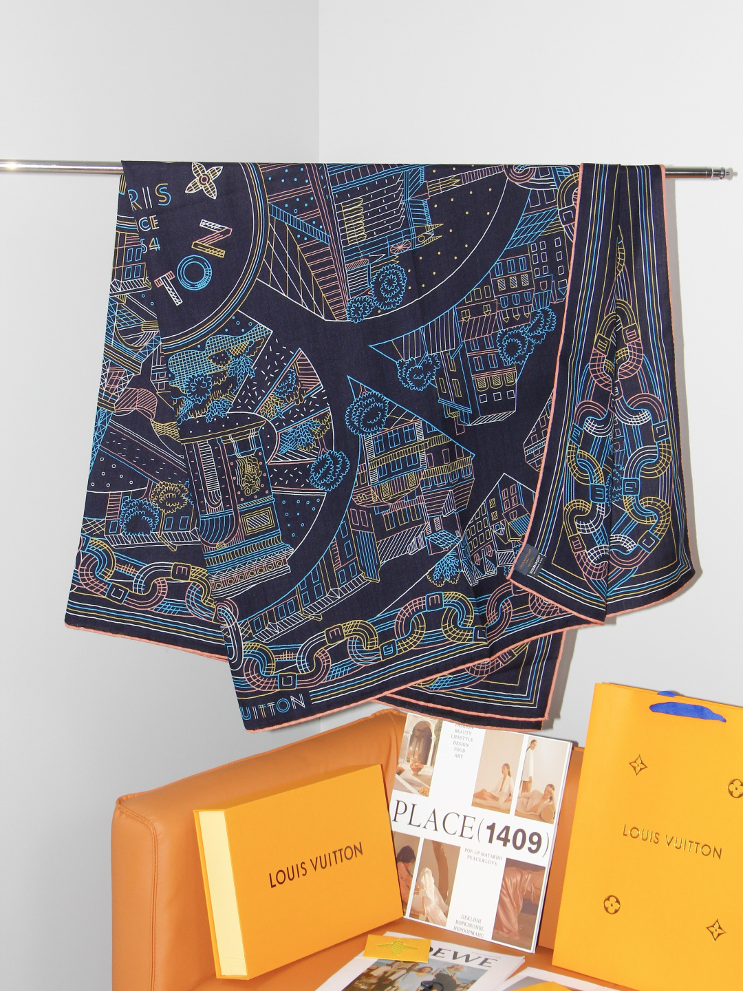 LV x TM 140披肩 【140顶级丝绒双面同色披肩】 本款L Multicolor披肩出自路易威登与知名日本艺术家 LV x TM 140披肩 【140顶级丝绒双面同色披肩】 本款L Multicolor披肩出自路易威登与知名日本艺术家